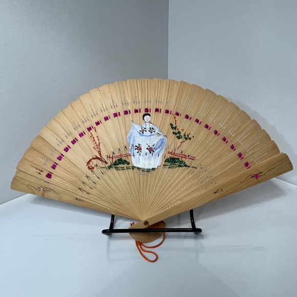 Vintage wooden folding fan w/delicate detailed cutouts. Asian painting. No brand - Picture 1 of 11